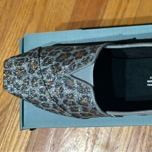 New in box Toms Classic Silver Glitter
Cheetah Print .
